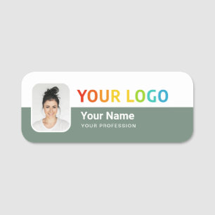 Etiqueta de identificación de empleado con logotip
