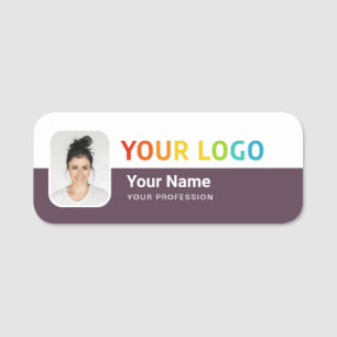Etiqueta de identificación de empleado con logotip
