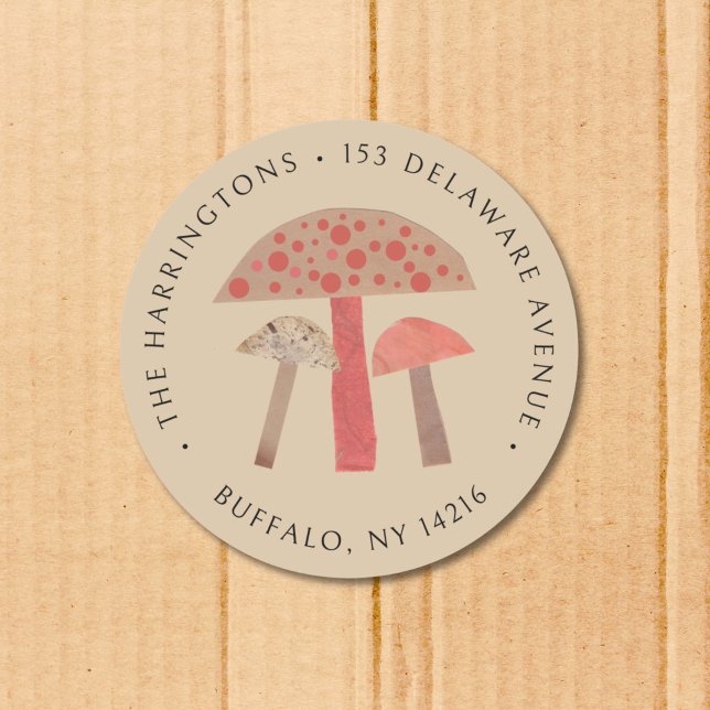 Etiqueta de la dirección de retorno de hongos marr (This retro round return address sticker features three cute orange, brown, and beige mushrooms.)