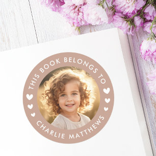 Etiqueta de libro de biblioteca de corazones marro