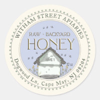 Etiqueta de miel cruda en patio trasero con abejas