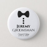 Etiqueta de nombre de botón Boda Groomsman<br><div class="desc">Estos divertidos botones están diseñados como regalos para sus padrinos. Perfecto para identificarlos en una ducha de boda o en una cena de ensayo. Los botones muestran una imagen de una corbata negra con tres botones. El texto dice "Groomsman" y tiene un espacio para introducir su nombre, así como el...</div>
