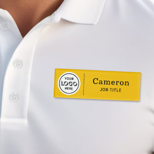 Etiqueta de nombre de empleado amarillo con logoti