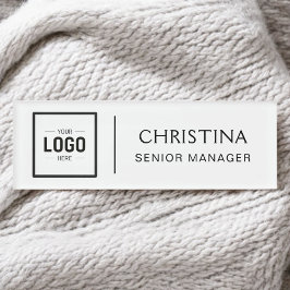 Etiqueta de nombre de empleado del logotipo del Pe