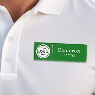 Etiqueta de nombre de empleado verde con logotipo 