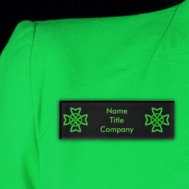 Etiqueta De Nombre Dos vibrantes nudos celtas verdes irlandeses sobre (Looped bright green intertwined Irish Celtic knots on black name tag.)