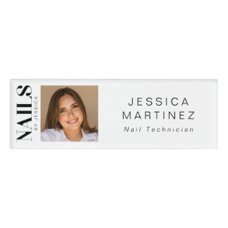 Etiqueta De Nombre Foto de empleado de salón de uñas con tipografía e