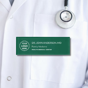 Etiqueta De Nombre Logotipo de clínica de atención médica verde del m