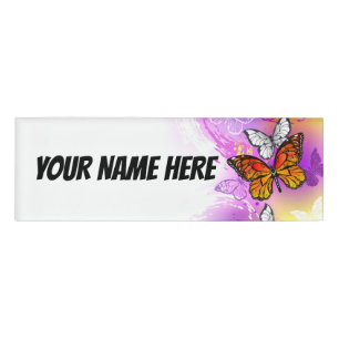 Etiqueta De Nombre Mariposas monarcas en fondo morado