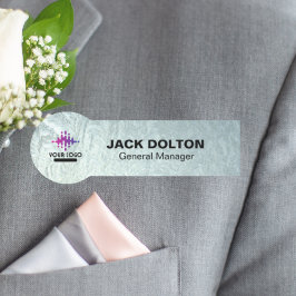 Etiqueta de nombre metálico con el logotipo de la