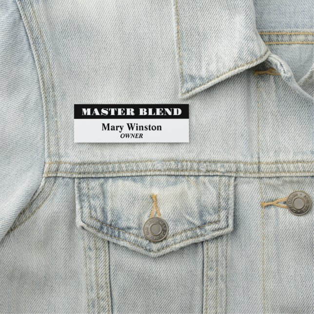 Etiqueta de nombre profesional en blanco y negro (In situ)