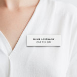 Etiqueta De Nombre Sencillo Básico Mínimo Blanco Moderno Título Negro<br><div class="desc">Presentamos nuestro nombre magnético personalizado y la etiqueta de título, diseñada pensando en el estilo y la sencillez. Con un diseño minimalista y un diseño en blanco y negro depurado, este nombre es perfecto para quienes aprecian una estética moderna y sobria. Nuestra etiqueta de nombre también es personalizable, lo que...</div>