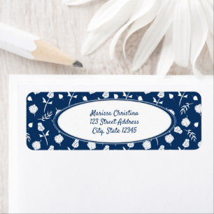 Etiqueta de patrón floral azul y blanco brillante