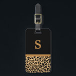 Etiqueta de portaequipajes de impresión Monograma<br><div class="desc">Viaja con estilo con nuestra etiqueta de equipaje de impresión de leopardo monográfico que incluye manchas de leopardo y un borde de acento marrón sobre un fondo negro en el frente. La parte posterior de la etiqueta de equipaje incluye una huella de leopardo y un marco cuadrado de acento negro...</div>