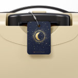 Etiqueta de portaequipajes de monograma de oro de<br><div class="desc">Hermosa luna creciente con estrellas doradas en un fondo azul de terciopelo medianoche emparejado con fuentes elegantes. Fácil de personalizar y usted puede elegir entre muchos artículos de esta colección en nuestra tienda.</div>