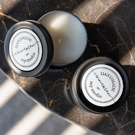 Etiqueta de producto de borde negro con letra manu