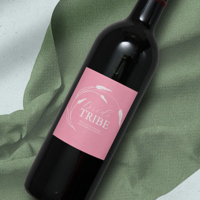 Etiqueta de propuesta de dama de honor rosa (Personalized wedding wine labels feature unique floral line art by Victoria Grigaliunas)