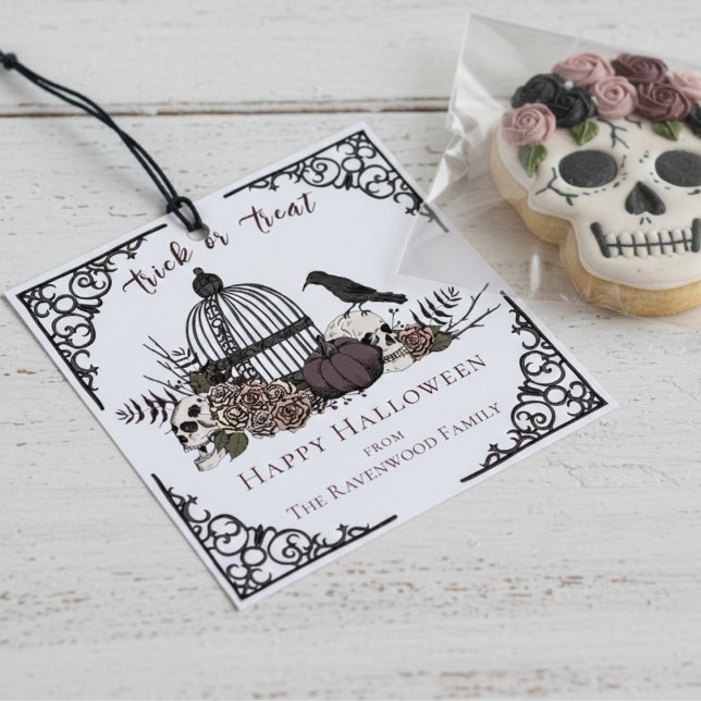 Etiqueta de regalo gótica negra y blanca Happy Hal (Halloween Gothic Skull Favor Tags. Chic White Vintage Skulls, Roses & Black Raven Trick or Treat Tag)