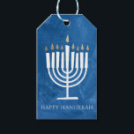 Etiqueta de regalo Menorah Blue Hanukkah<br><div class="desc">Esta etiqueta de regalo Happy Hanukkah incluye un moderno y divertido ilustracion menorah que destaca sobre un fondo texturado en azul (o CUALQUIER COLOR de su elección usando el botón "personalizar it"!). El respaldo es blanco con texto personalizable en el área "de" para etiquetas prácticas y preimpresas o puedes borrar...</div>