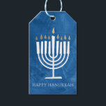 Etiqueta de regalo Menorah Blue Hanukkah<br><div class="desc">Esta etiqueta de regalo Happy Hanukkah incluye un moderno y divertido ilustracion menorah que destaca sobre un fondo texturado en azul (o CUALQUIER COLOR de su elección usando el botón "personalizar it"!). El respaldo es blanco con texto personalizable en el área "de" para etiquetas prácticas y preimpresas o puedes borrar...</div>