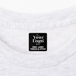 ➤ Etiqueta de ropa de tela negra con logotipo y te
