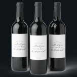 Etiqueta de vino de propuesta de dama de honor de<br><div class="desc">Esta moderna etiqueta de vino para la proposición de la dama de honor es perfecta para un boda minimalista. El sencillo diseño en blanco y negro presenta una tipografía industrial única con un estilo boho moderno. Personalizable de cualquier color. Mantenga el diseño minimalista y elegante, tal como está, o lo...</div>