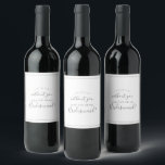 Etiqueta de vino de propuesta de la dama de honor<br><div class="desc">Esta minimalista etiqueta de vino de la dama de honor plateada es perfecta para un boda sencillo. El moderno diseño romántico presenta una tipografía clásica de color gris plateado y blanco, acompañada de una caligrafía rústica y elegante con un estilo de letra a mano vintage. Personalizable de cualquier color. Mantenga...</div>