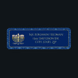 Etiqueta Decoración Menorah dorada<br><div class="desc">Esta etiqueta de dirección de retorno incluye una menorah dorada en un centro azul oscuro y el fondo es un diseño decorativo azul claro y oscuro. El texto de esta etiqueta se puede personalizar y utilizar como etiqueta de dirección de retorno o como etiqueta de regalo.</div>