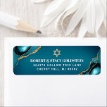 Etiqueta Dirección de Agante Bat Mitzvah Gold Turquoise Omb<br><div class="desc">Estar orgulloso, regocijarse y celebrar este hito de su Bat Mitzvah favorito cada vez que use esta etiqueta de dirección de retorno fresca, única, moderna y personalizada! Tipografía audaz, blanca y serif y una falsa estrella de oro de David superponen un fondo oscuro azul turquesa profundo con agate azul turquesa...</div>