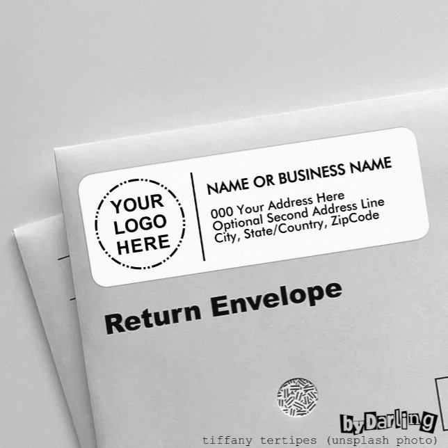 Etiqueta Dirección de devolución de diseño moderno Minimali (Your Logo Minimalist Modern Design Return Address Label Sticker over envelope close up)