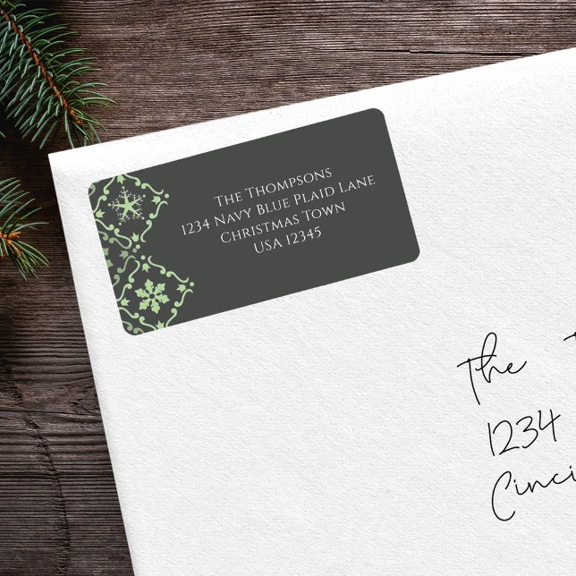 Etiqueta Dirección de devolución de la familia Green Snowfl (Christmas green snowflake with a grey background return address label. )