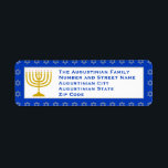 Etiqueta Dirección de devolución de Menorah HANUKKAH person<br><div class="desc">Estilosas ETIQUETAS DE DIRECCIÓN Menorah RETURN azul, mostrando menorah de color dorado sobre un fondo azul con un patrón de Estrella de David gris plateado. Hay un texto de marcador de posición personalizable, por lo que puede personalizarlo con sus propios detalles. Adicional ideal para sus tarjetas temáticas de Hanukkah e...</div>