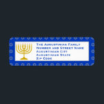 Etiqueta Dirección de devolución de Menorah HANUKKAH person<br><div class="desc">Estilosas ETIQUETAS DE DIRECCIÓN Menorah RETURN azul, mostrando menorah de color dorado sobre un fondo azul con un patrón de Estrella de David gris plateado. Hay un texto de marcador de posición personalizable, por lo que puede personalizarlo con sus propios detalles. Adicional ideal para sus tarjetas temáticas de Hanukkah e...</div>