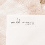 Etiqueta Dirección de retorno de Boda de caligrafía elegant<br><div class="desc">Donde los sueños se encuentran con elegancia Eleva tu día especial con nuestro encantador conjunto de papelería, meticulosamente diseñado para infundir a tu boda con brillo y gracia. Desde delicadas invitaciones a exquisitas tarjetas de visita, esta colección es una sinfonía de caligrafía intrincada y diseño atemporal. Crea una celebración que...</div>
