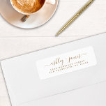 Etiqueta Dirección de retorno de Boda de guiones elegantes<br><div class="desc">Moda, moderna y sencilla etiqueta de dirección de retorno boda con sus nombres en caligrafía de escritura manuscrita elegante dorada sobre un fondo blanco. Simplemente agregue sus nombres y dirección. Diseñado exclusivamente para usted por Happy Dolphin Studio. Si necesita ayuda o productos coincidentes, póngase en contacto con nosotros en happydolphinstudio@outlook.com....</div>