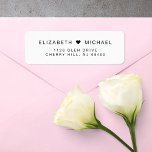 Etiqueta Dirección de retorno de Boda moderada mínima<br><div class="desc">Etiquetas de dirección de retorno mínimas y de moda para tus invitaciones de boda, guardar las fechas, invitaciones de compromiso, invitaciones de ducha de parejas, tarjetas de agradecimiento y otra correspondencia. Personalice su monograma con sus nombres unidos por un corazón y su dirección de retorno en una tipografía moderna simple....</div>