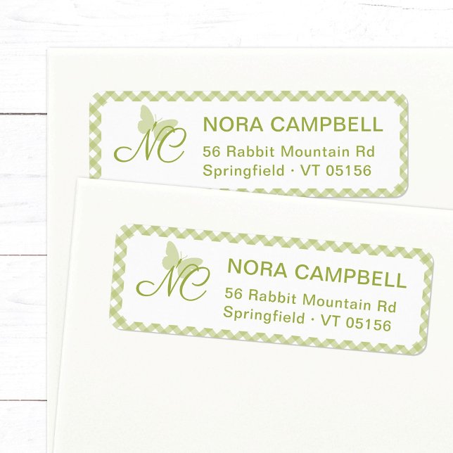 Etiqueta Dirección de retorno de mariposa Monograma Verde G (Modern, elegant butterfly monogram return address label in light green with plaid background.)