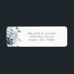 Etiqueta Dirección de retorno del Boda floral azul turbio y<br><div class="desc">Etiqueta de la dirección de retorno del Boda floral azul turbio moderno. Esta moderna etiqueta de dirección boda incluye hermosas acuarelas pintadas a mano,  polvorientos rosas azules y crema con hojas verdes de salvia. Forma parte de la colección de Bodas florales Dusty Blue.</div>