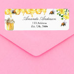 Etiqueta Dirección de retorno floral de abejas con burbujas<br><div class="desc">Sacar miel de los panales de miel,  flores amarillas,  abejas de burbujas y un frasco de miel. Personalice y agregue su nombre y dirección. Perfecto para la ducha de bebé,  invitaciones a la ducha de novia y tarjetas de agradecimiento.</div>