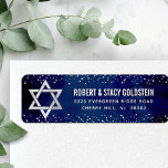 Etiqueta Dirección Moderna de Bat Mitzvah de la Marina con<br><div class="desc">¡Siéntete orgulloso, regocíjate y celebra este hito de tu Bat Mitzvah favorita cada vez que uses esta sofisticada etiqueta de dirección de devolución personalizada! Tipografía sans serif blanca y negrita, una Estrella de David plateada falsa y pequeños puntos brillantes de confeti plateado falso se superponen a un sofisticado y dramático...</div>