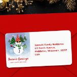 Etiqueta Divertido único Snowman Christmas Tree Return Addr<br><div class="desc">Añada un toque festivo a su correo de vacaciones con esta etiqueta de dirección horizontal que incluye al muñeco de nieve listo para el fiesta. Su sombrero rojo de Santa, bufanda verde y botones rojos chocan contra el fondo invernal de pinos y copos de nieve. El texto editable incluye tu...</div>