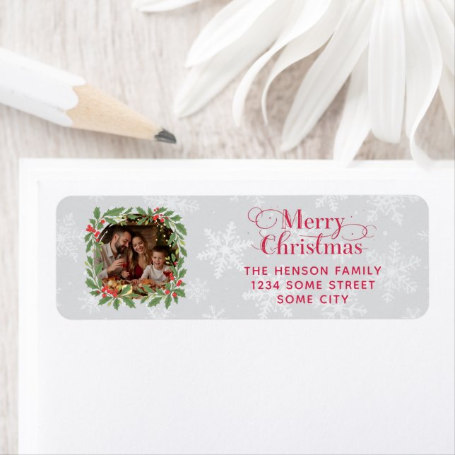 Etiqueta Elegant Holly Wreath Merry Christmas Photo Address (In situ)