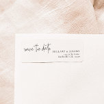 Etiqueta Elegante caligrafía Guardar la dirección de devolu<br><div class="desc">Donde los sueños se encuentran con elegancia Eleva tu día especial con nuestro encantador conjunto de papelería, meticulosamente diseñado para infundir a tu boda con brillo y gracia. Desde delicadas invitaciones a exquisitas tarjetas de visita, esta colección es una sinfonía de caligrafía intrincada y diseño atemporal. Crea una celebración que...</div>