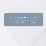 Etiqueta Elegante dirección de retorno de Boda azul turbio<br><div class="desc">Elegante dirección azul polvoriento para las invitaciones a la boda,  guardar las fechas,  invitaciones de compromiso,  invitaciones a la ducha de parejas,  tarjetas de agradecimiento y otra correspondencia. Personalice su monograma con sus nombres unidos por un corazón en tipografía sérica blanca.</div>