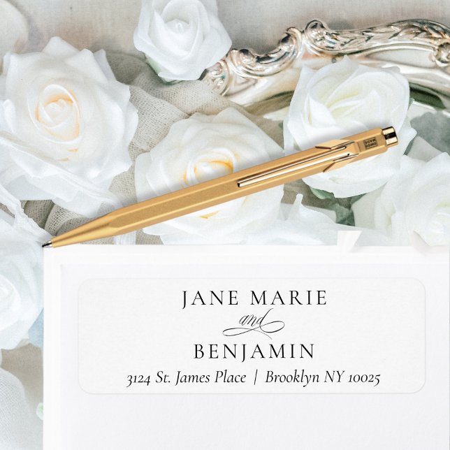 Etiqueta Elegante dirección de retorno de Boda blanco Minim (This elegant, minimalist return address label features a flowing calligraphy script.)