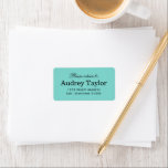 Etiqueta Elegante dirección de retorno del Boda azul Aqua<br><div class="desc">El diseño de la etiqueta de dirección de retorno presenta una moda y un estilo sofisticado. Incluye "Por favor, regrese a" en una letra de guión elegante y texto personalizado para el nombre de la novia y la dirección de retorno. El esquema de color azul, negro y blanco del huevo...</div>