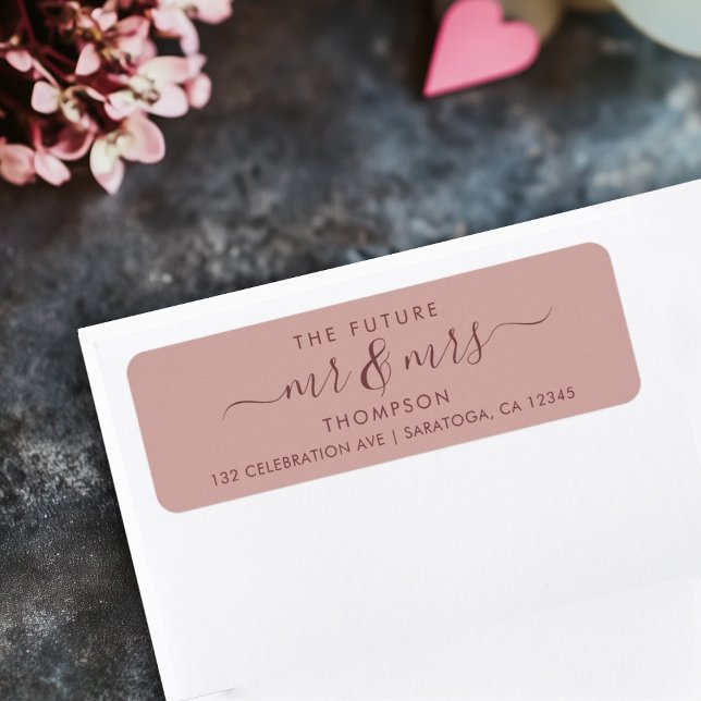 Etiqueta Elegante futuro MR y MRS Dirección Rosa de Cinnamo (Blush Cinnamon address label on table reading THE FUTURE Mr & Mrs in a script font with flourishes)