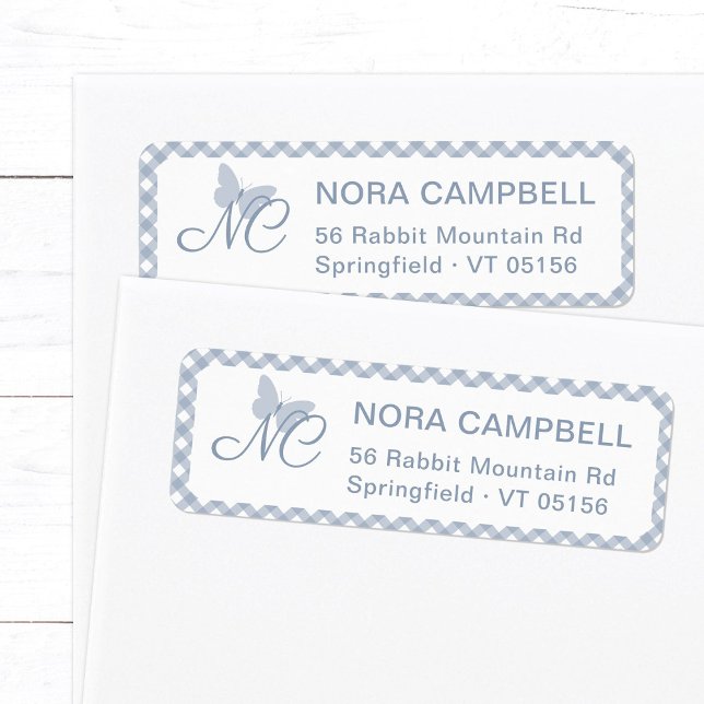 Etiqueta Elegante Monograma Dusty Blue Gingham Dirección de (Elegant butterfly monogram return address label in dusty blue with a gingham checkered background.)