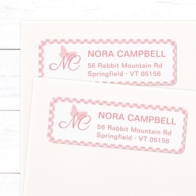 Etiqueta Elegante Monograma Peach Pink Gingham Dirección de (Elegant butterfly monogram return address label in peach pink with a gingham checkered background.)