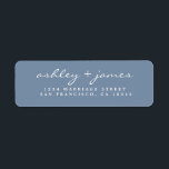 Etiqueta Elegante Script Vintage Blue Boda Return Address<br><div class="desc">Moda, moderna y sencilla etiqueta de la dirección de retorno boda con sus nombres en blanco y elegante escritura a mano en un fondo azul vintage. Simplemente agregue sus nombres y dirección. Diseñado exclusivamente para usted por Happy Dolphin Studio. Si necesita ayuda o productos coincidentes, póngase en contacto con nosotros...</div>